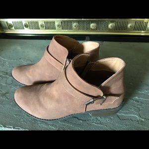 Vionic Ankle Boots Size 6 1/2.